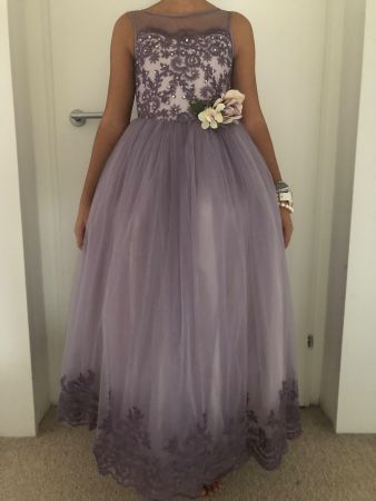 Festliches Prinzessinenkleid ein Traum in Flieder - 8-10J.