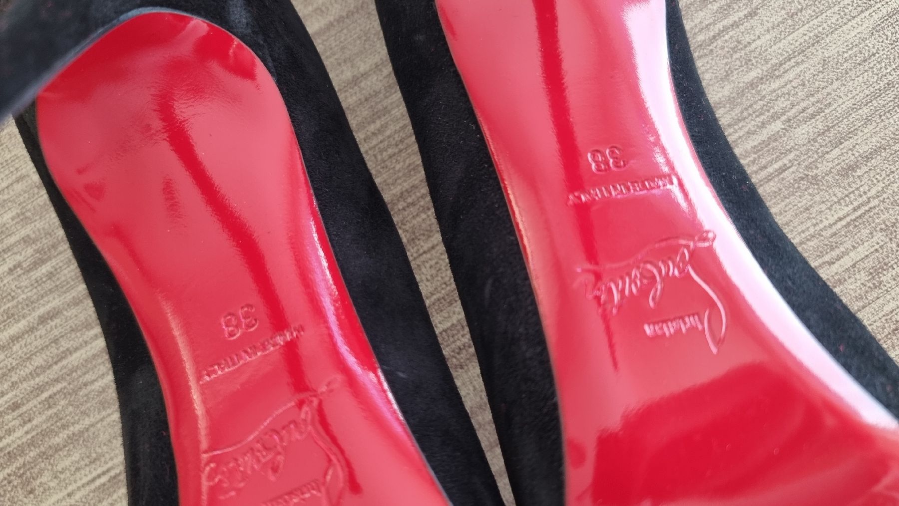 Christian Louboutin Scarpe da donna: Pumps Christian Louboutin Schwarz – Usato da Wil SG venduto da Roxtaa 4