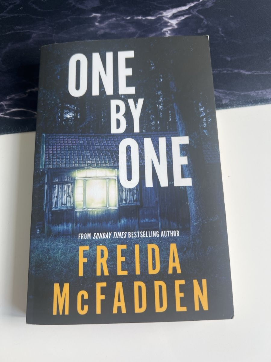 Bücher: Buch "One by One" von Freida McFadden – Gebraucht aus Ottenbach von ced_vw9h