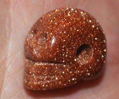 Deko L-144 – oder Anhänger – Schädel – Gold. Sandstein – 2cm
