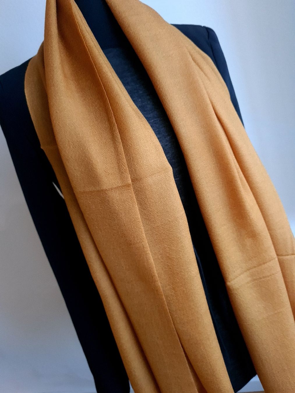 Foulard & Sciarpe: Écharpe  en cachemire pashmina, couleur moutarde – Nuovo e nell'imballaggio originale da La Chaux-de-Fonds venduto da Luxary.25cachmirepro 6