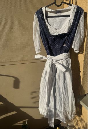 Blaues Dirndl mit Spitze und schöner Bluse