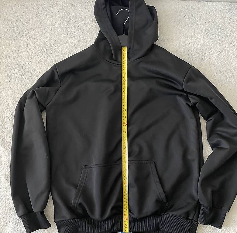 Maglioni & Felpe: Schwarzer Hoodie mit leichtem Stoff – Usato da Luzern venduto da Andrej35 1