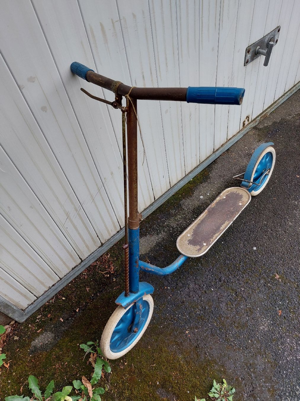 Jouets: Schönes Oldtimer Trottinet blau – D'occasion à Luzern par Legomusegg 1