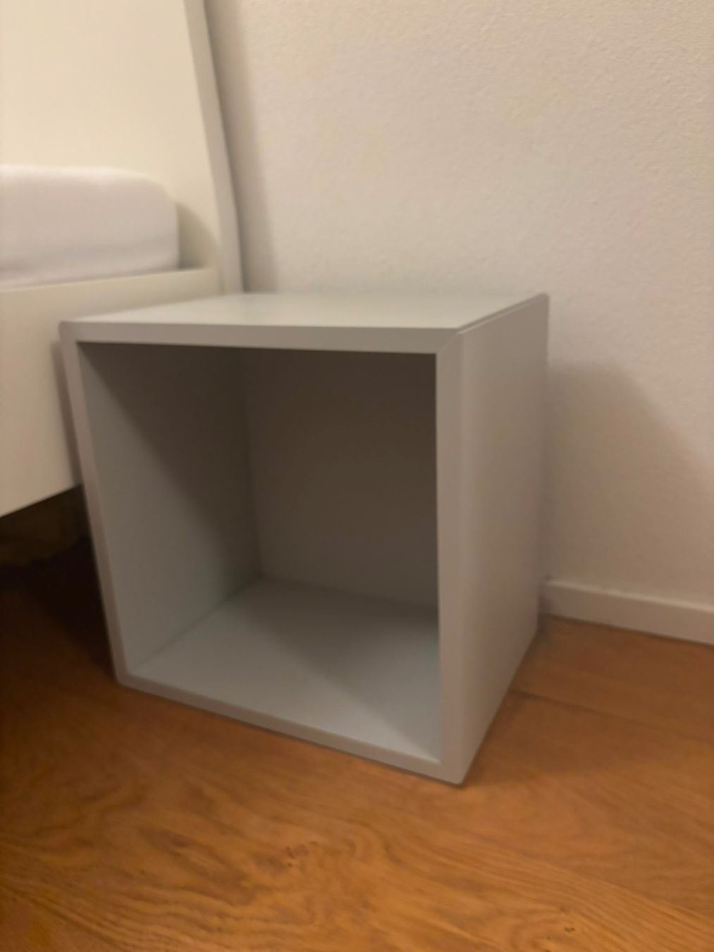 Ikea Comodini: Nachttisch grau würfelförmig gebraucht – Usato da Jona venduto da Foesi0 1
