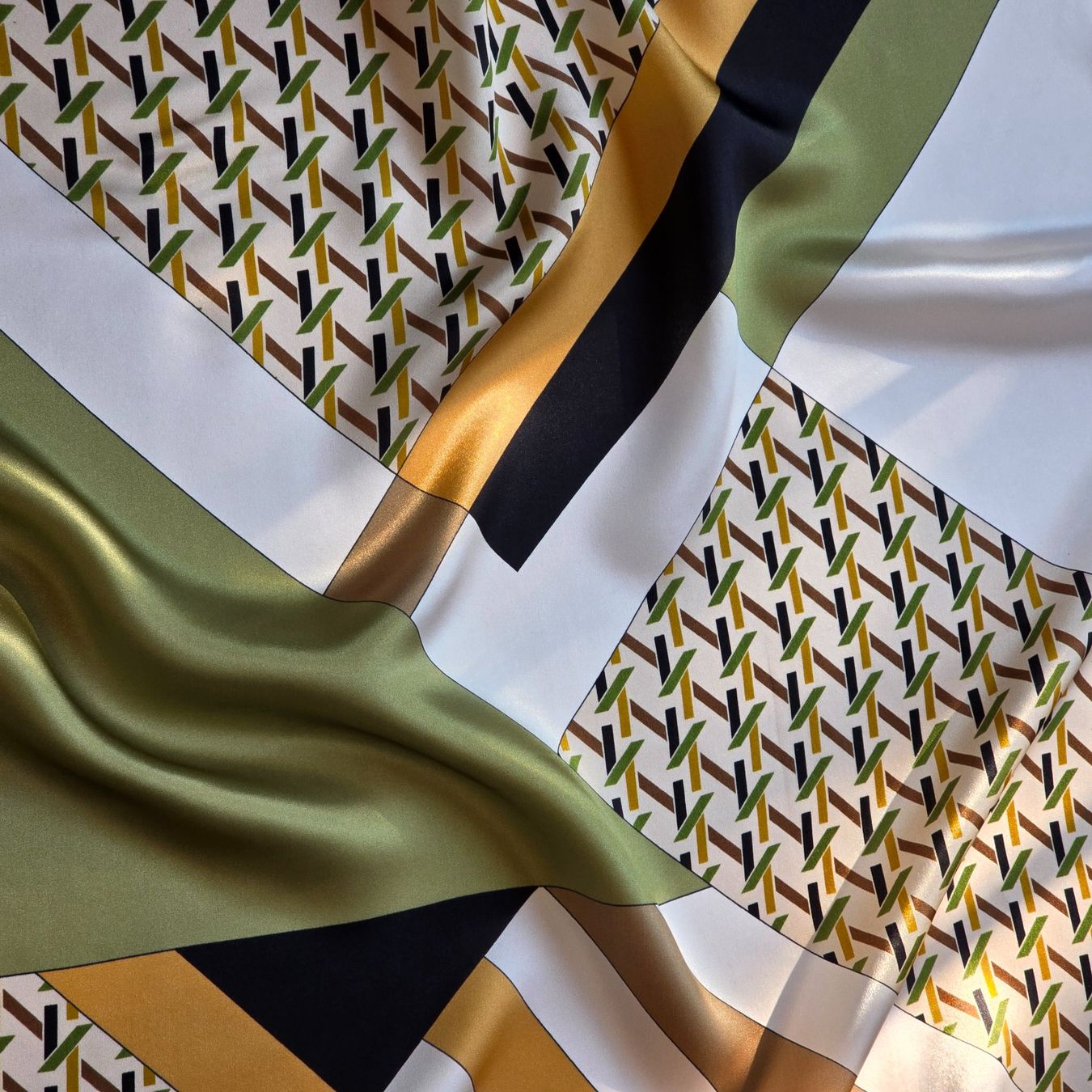 Foulard & Sciarpe: New 68cm Seidentuch, Geometric Pattern Green Silk Scarf – Nuovo e nell'imballaggio originale da Baar venduto da virginiablossoms 4