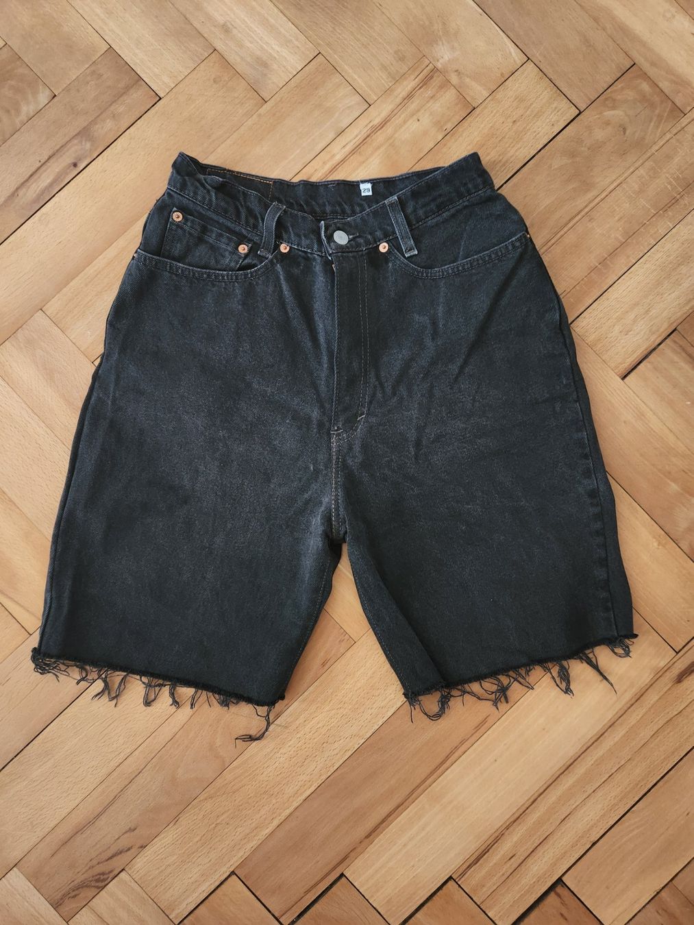 Levi's Jeans: kurze Levis Jeanshose – Usato da Luzern venduto da isalalala