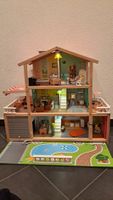HAPE möbliertes Puppenhaus aus Holz m. Zusatzmaterial +Licht