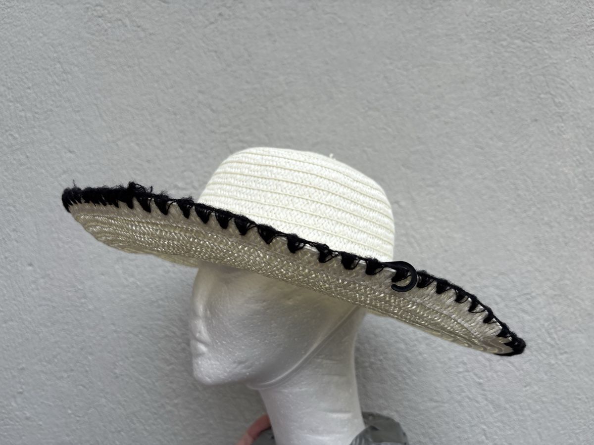 Copricapi, berretti & cappellini: Sommerhut Damen Strohhut weiss mit schwarzer Borte – Nuovo (secondo la descrizione) da Zürich venduto da venusandmars 1