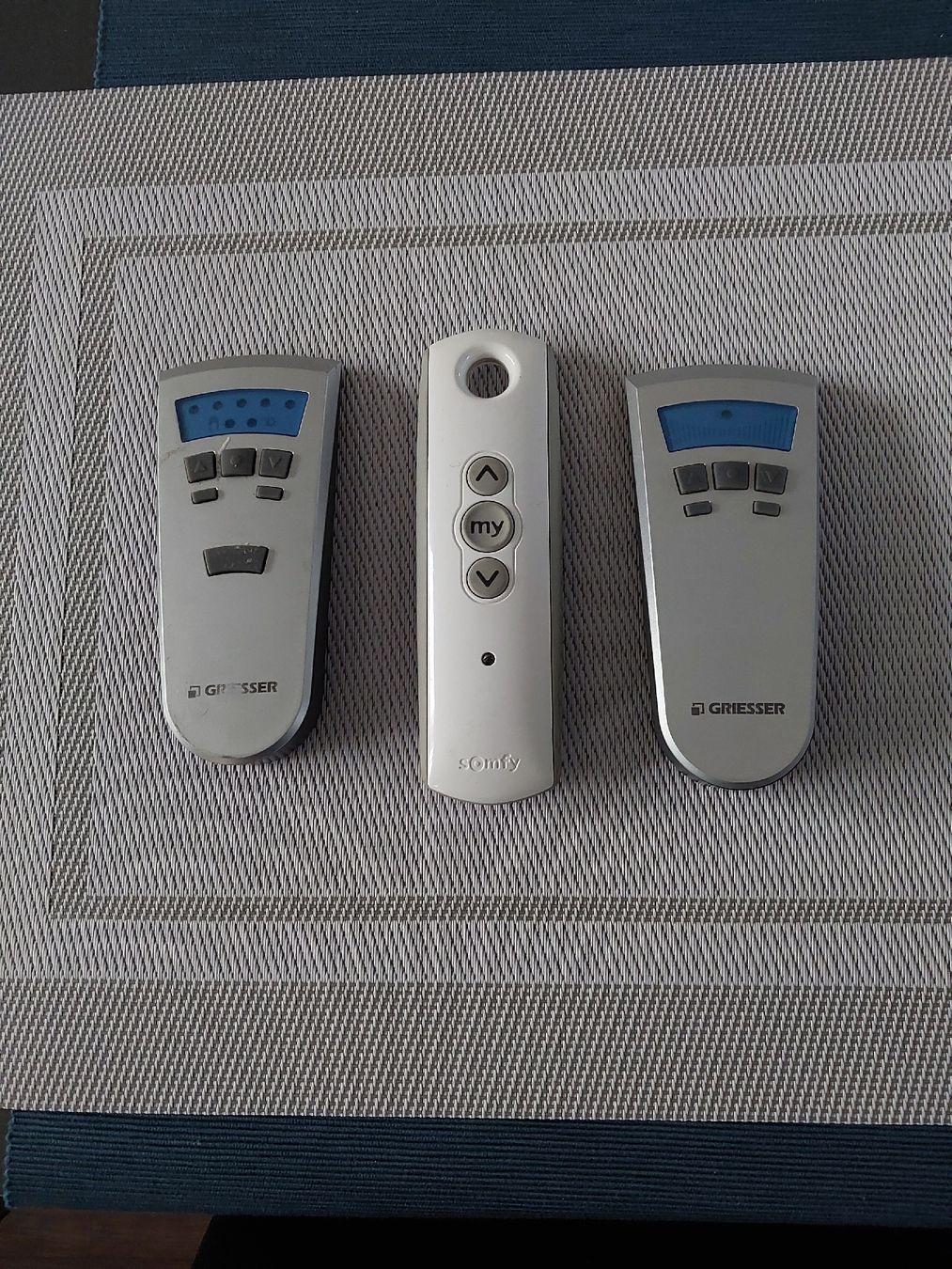 Telecomandi: Griesser  und Somfi. Handsender – Usato da Altbüron venduto da Largoo