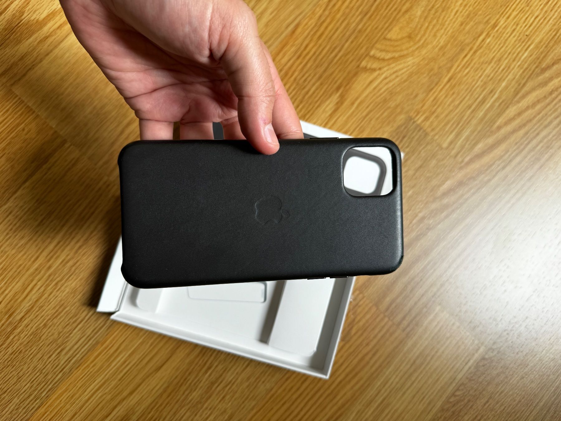 Cover & Protezioni schermo: Used Black Leather Apple Case for iPhone 11 Pro Max with Box – Usato da Zürich venduto da fra89zh 1