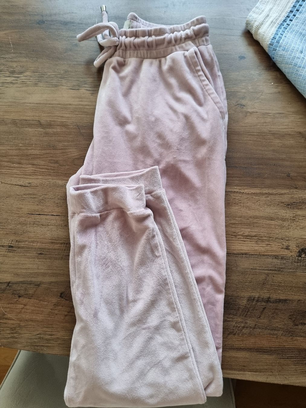 Pantaloni: Damen Jogginghose rosa samt – Usato da Altstätten SG venduto da melii._.98