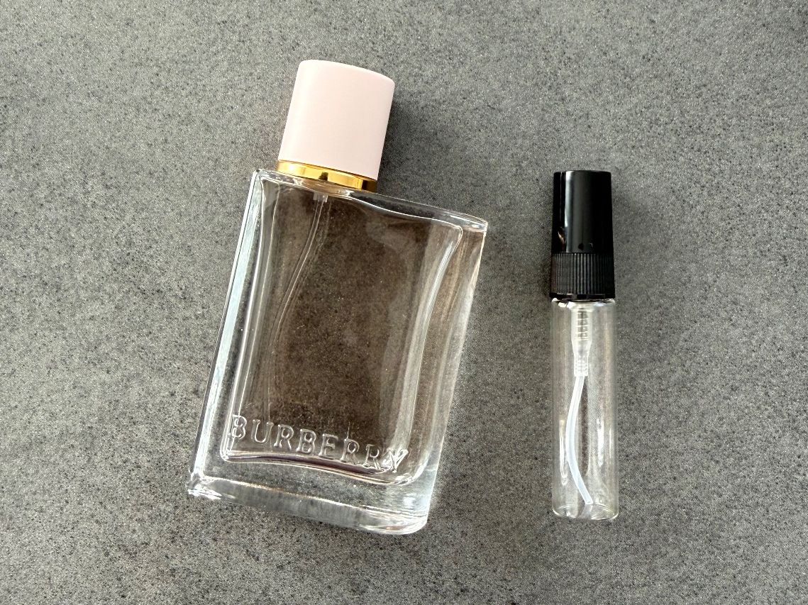Burberry Profumi & Eau de Toilette: Burberry HER Eau de Parfüm 5ml in Glas-Zerstäuber – Nuovo e nell'imballaggio originale da Solothurn venduto da mit_8cxr
