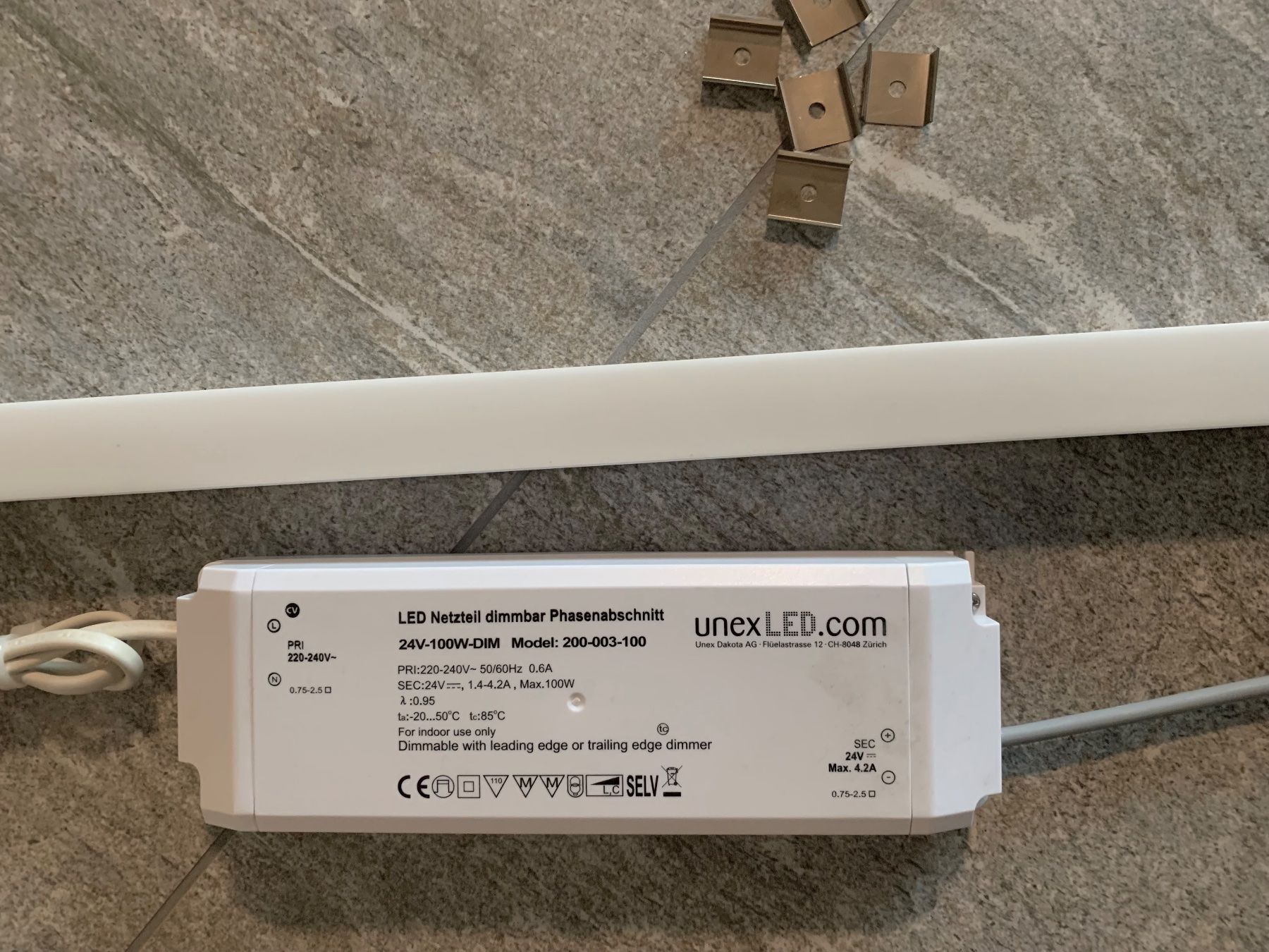 Kronleuchter & Deckenlampen: UNEX LED Lichtleiste weiss, dimmbar, 3 m, inkl. Netzteil – Gebraucht aus Sursee von escape62 3