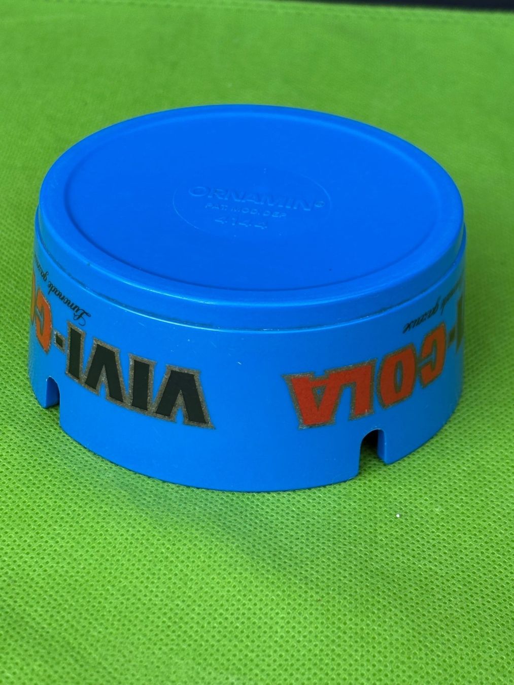 Ornamin Portacenere: VIVI  COLA Aschenbecher Ornamin – Usato da Wil SG venduto da rolandsflohland 2