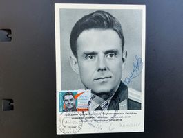 Weltraum OU Wladimir M. Komarow Porträt 10.5 *15  signiert