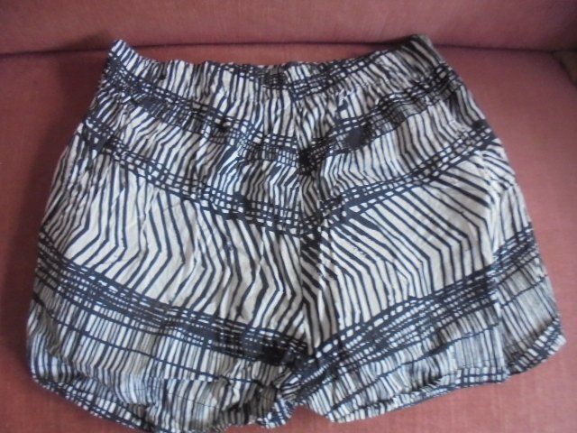 H&M Hosen: 2 Shorts Gr. 44 H&M, Baumwolle – Gebraucht aus Hinwil von Glasperlen