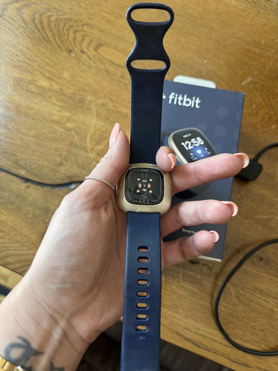Fitbit Smartwatch: Fitbit Versa Smartwatch (unklar ob Defekt) – Gebraucht aus Zürich von Bojana 1