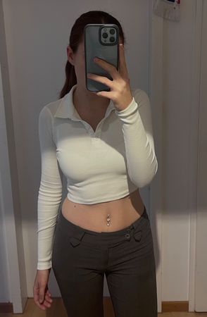 Weisses Langarm-Poloshirt