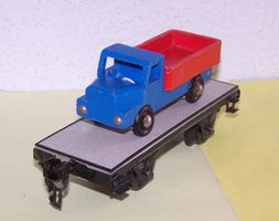 Märklin Flachwagen Spur 0 mit Holz-LKW mit Kippfunktion