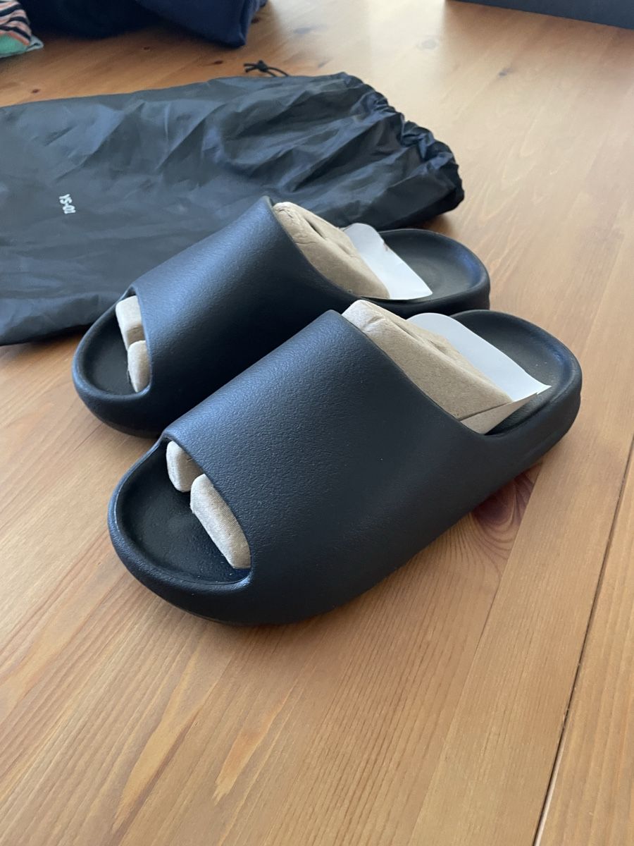 Herrenschuhe: Yeezy slides neu – Neu und originalverpackt aus Genève von janamr2019 2