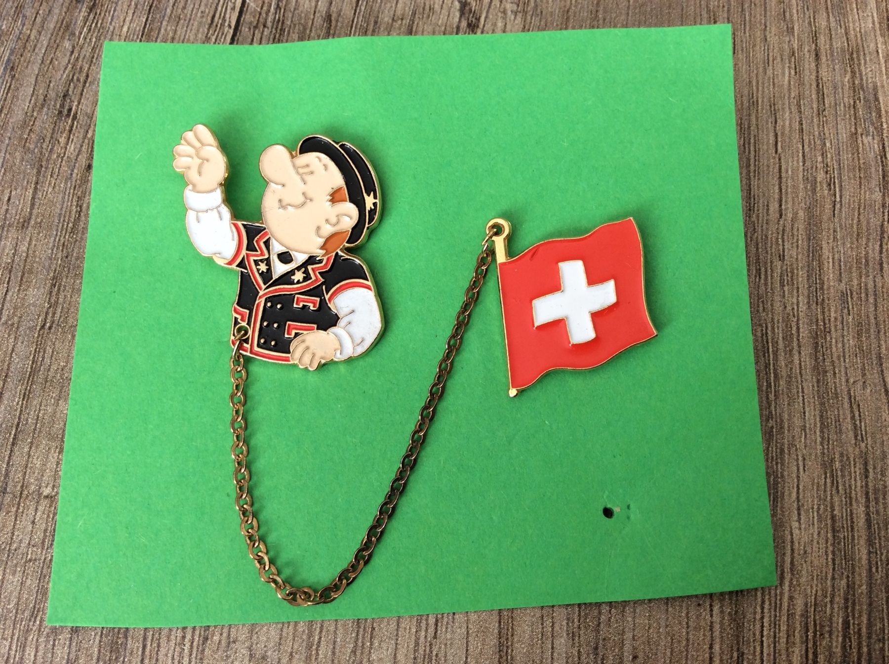 Swiss Plaketten & Abzeichen: 2 Pins - Mann mit Schweizerflage – Gebraucht aus Triesen / Liechtenstein von Edgardo55
