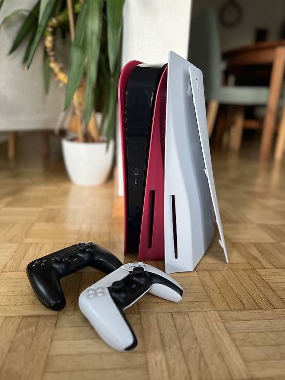 Consoles: PS5 Disk-Edition + 2TB Festplatte + 2 Controller – D'occasion à Effretikon par flozim.