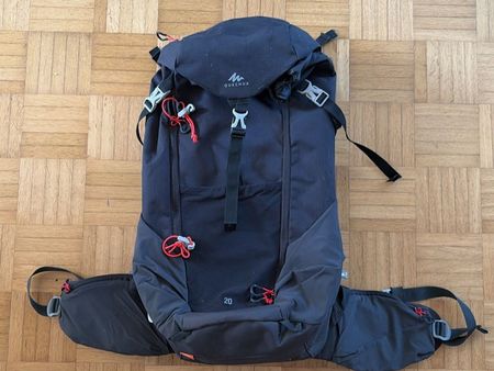 Zaino da trekking Quechua 20L, ottimo per escursioni estive