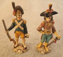 2 HISTORISCHE KUNSTOFFIGUREN - SOLDATEN - HöHE CA. 17 CM