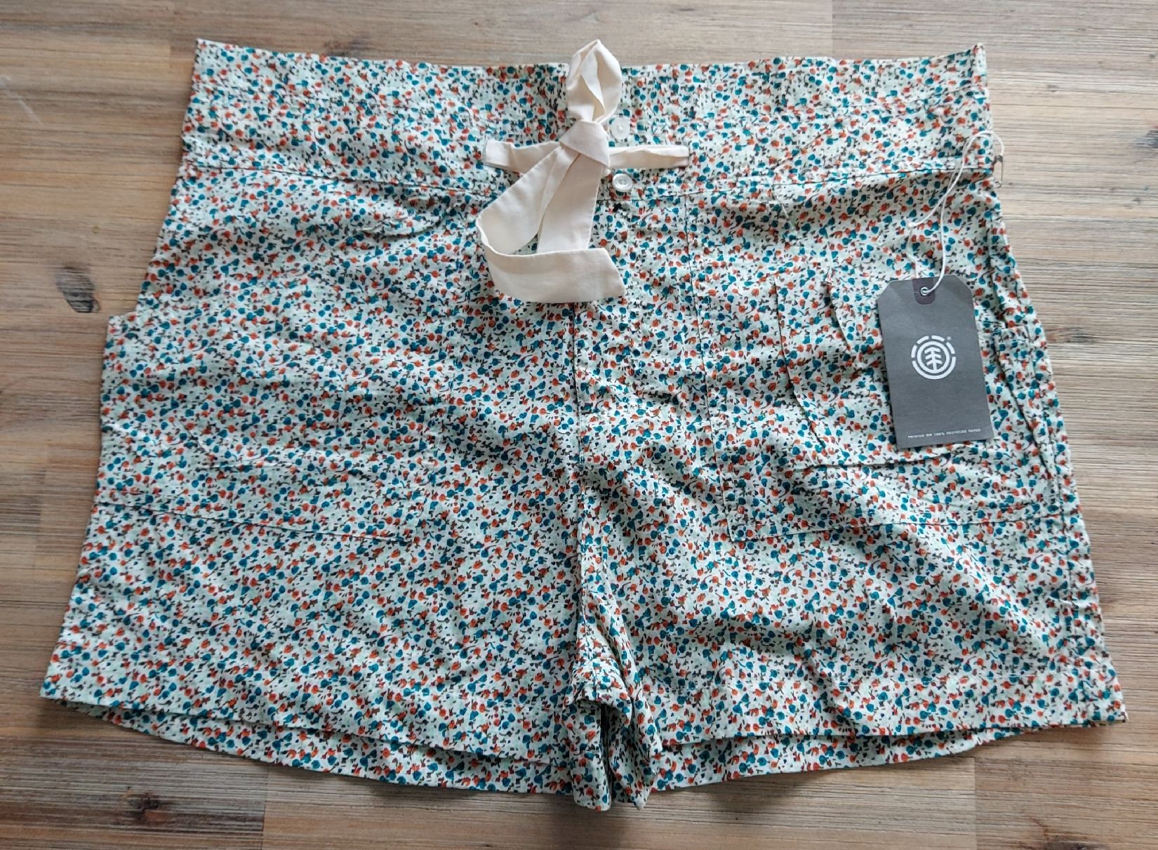 Element Pantaloni: Neue Element Damen Shorts Gr. 28 Blumenmuster – Nuovo e nell'imballaggio originale da Basel venduto da Mazzo84