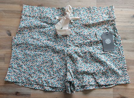 Neue Element Damen Shorts Gr. 28 Blumenmuster
