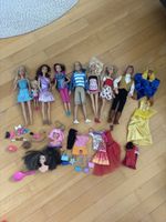 Barbie Puppen mit Kleidern und Zubehör Konvolut