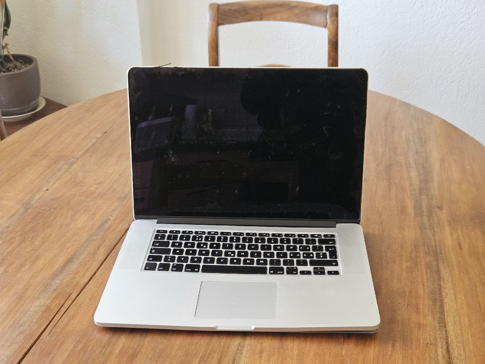 Apple Notebooks: Macbook Pro défectueux pour pièces – Defekt aus Fontaines-sur-Grandson von akell 1