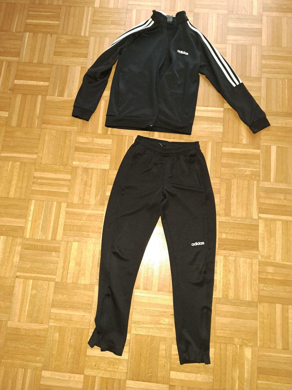 Adidas Trainer, Turnhosen & -trikots: Adidas Trainingsanzug 152 – Gebraucht aus Effretikon von gonzzi
