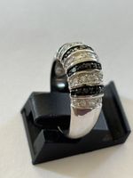 Eleganter Ring mit schwarzen und weissen Steinen, Top!