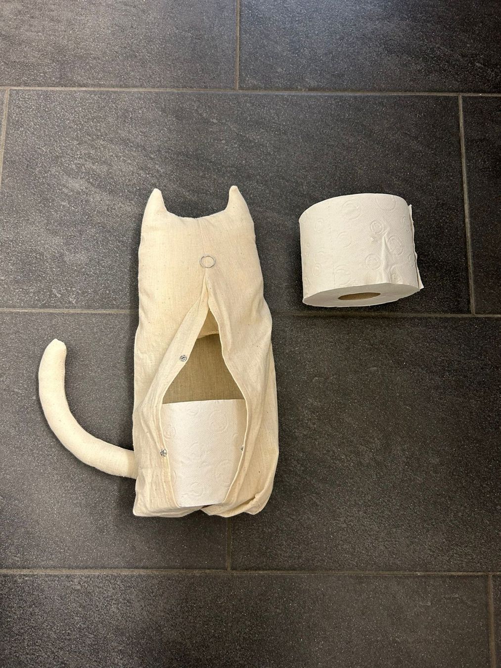 Tessuti: Textilkatze WC-Rollen-Aufbewahrung Aktion – Nuovo e nell'imballaggio originale da Malters venduto da Holabisi 4