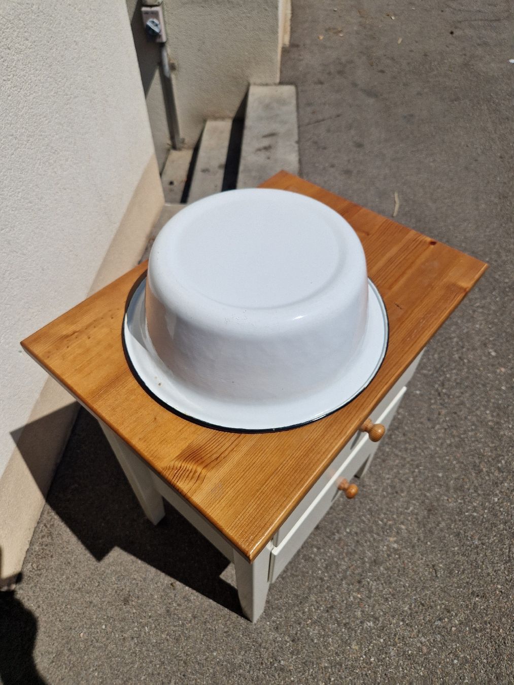 Schalen: Emaille Schüssel weiss mit schwarzem Rand 32cm Durchmesser  – Gebraucht aus Mörigen von Clio111 4