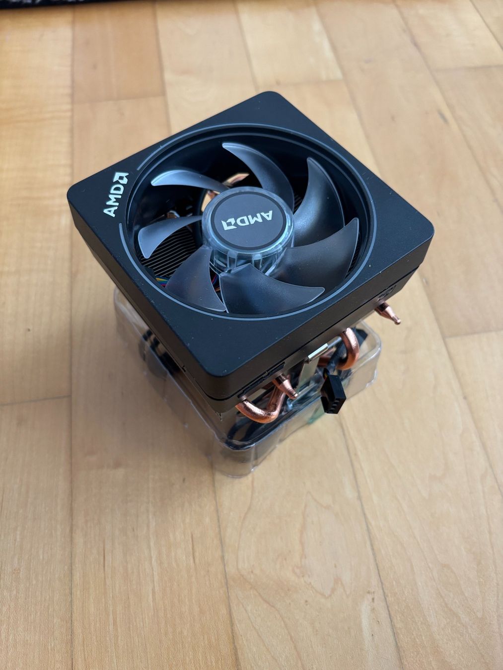 Amd Composants électroniques: AMD Wraith Prism RGB / CPU Kühler – Neuf avec emballage d'origine à Gossau SG par lrt_2r4y