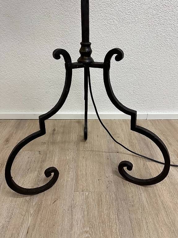 Lampade: Vintage Stehlampe aus Schmiedeeisen und Messingdetails – Usato da Obernau venduto da Arche_Noah_Brocki 3