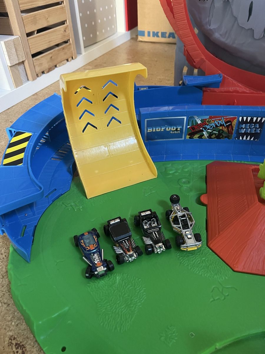 Hot Wheels Spielzeuge: Monster Trucks Vulkan Arena von hot wheels – Gebraucht aus Grüningen von Thommyr 1