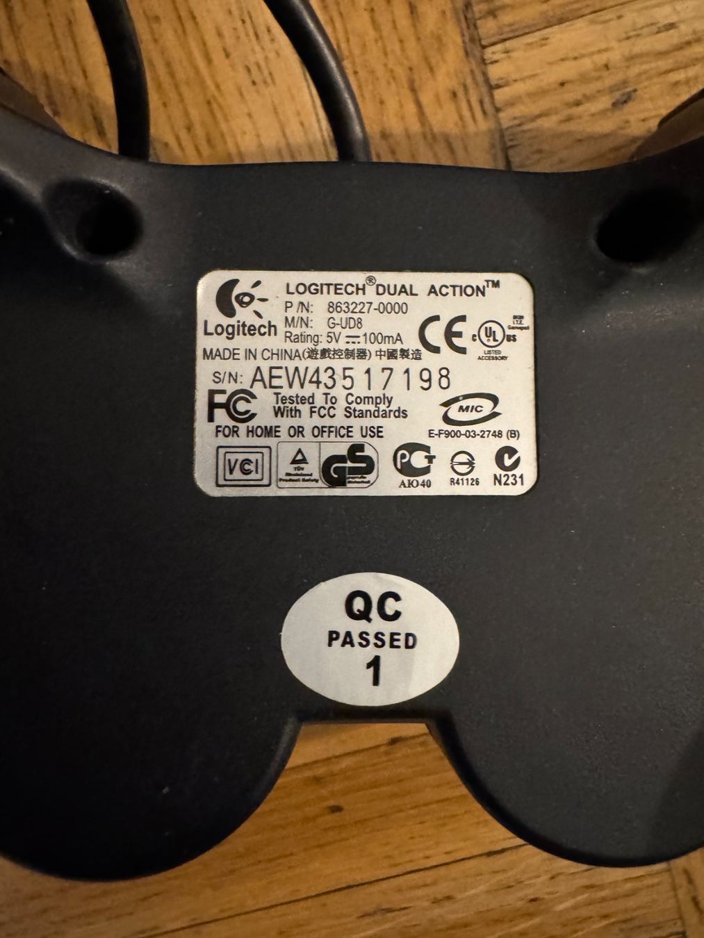 Microsoft Controller: 2 Retro-Gamecontroller – Microsoft Xbox & Logitech – Usato da Carouge GE venduto da Flip24 3
