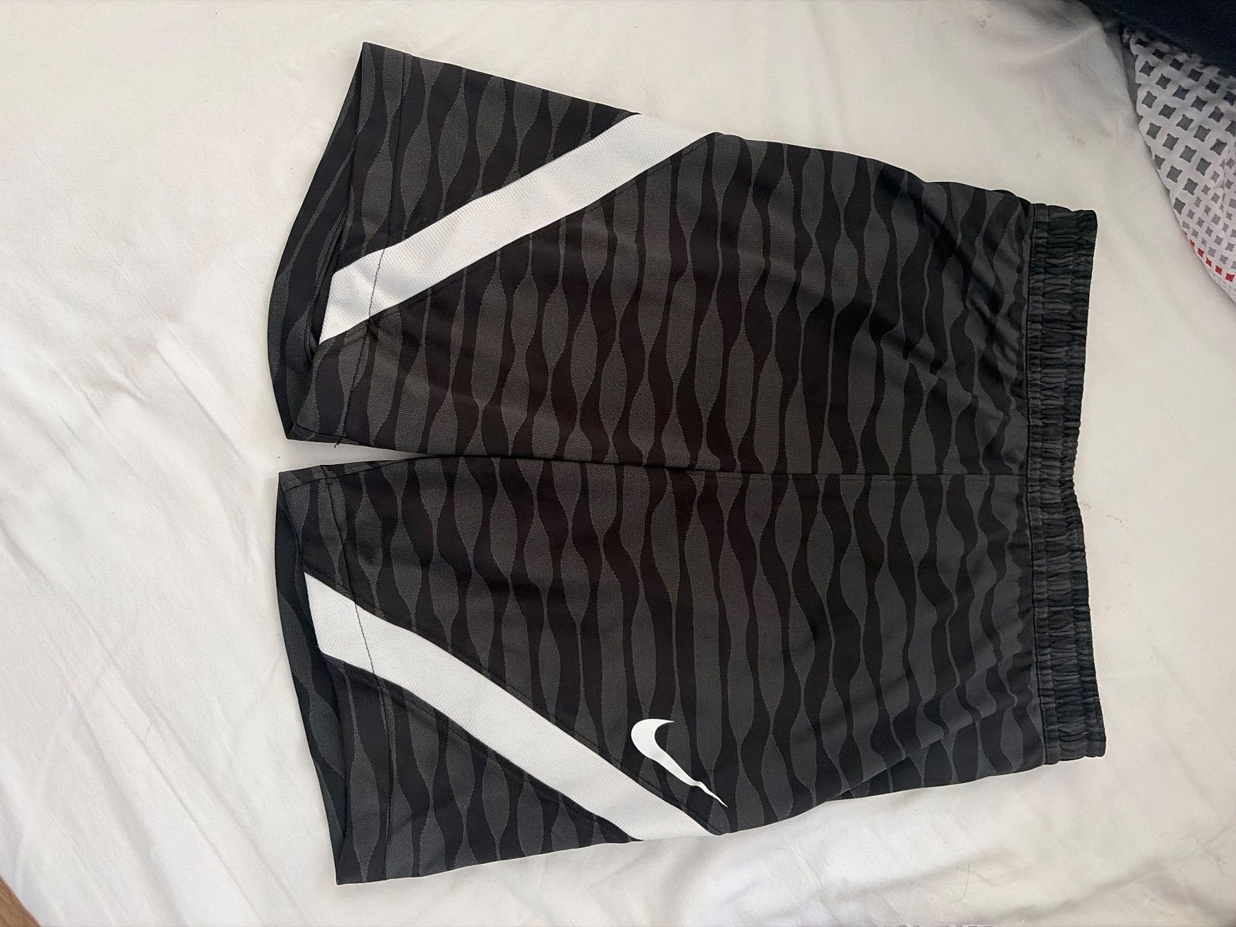 Pantaloni: Nike Shorts schwarz grau mit Muster elastischer Bund – Usato da Wald ZH venduto da ian_5n8g