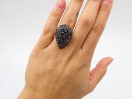 RING MIT FUNKELNDEN SCHWARZEN DIAMANTEN IN 750 WEISSGOLD