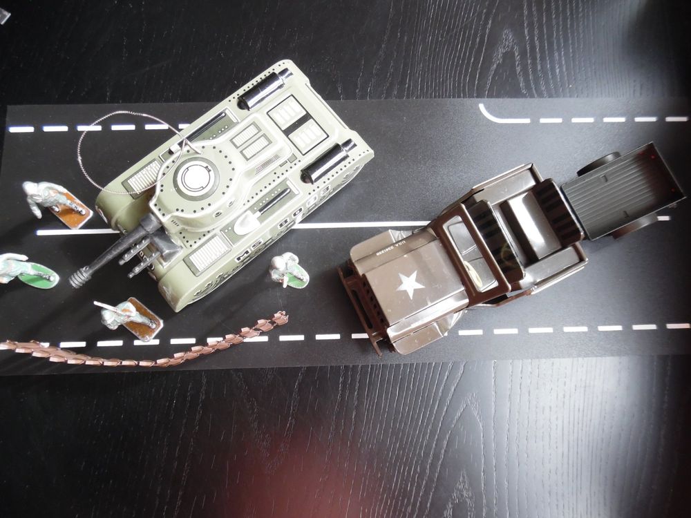 Militär Blechspielzeug Konv. Panzer, Jeep Figuren u Anhänger 8