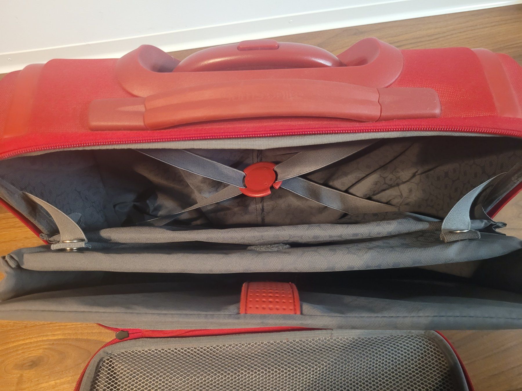 Altro in Aeronautica: Samsonite Businesstrolley rot Damen incl. Kleiderbereich – Usato da Bolligen venduto da sweet_volcano 5