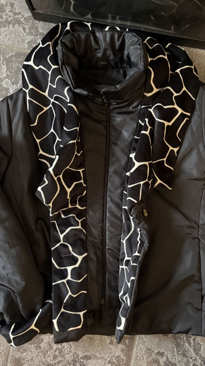 Giacche: Schwarze Winterjacke mit speziellem Muster, Gr. 40 – Nuovo (secondo la descrizione) da Studen BE venduto da eli11303 2