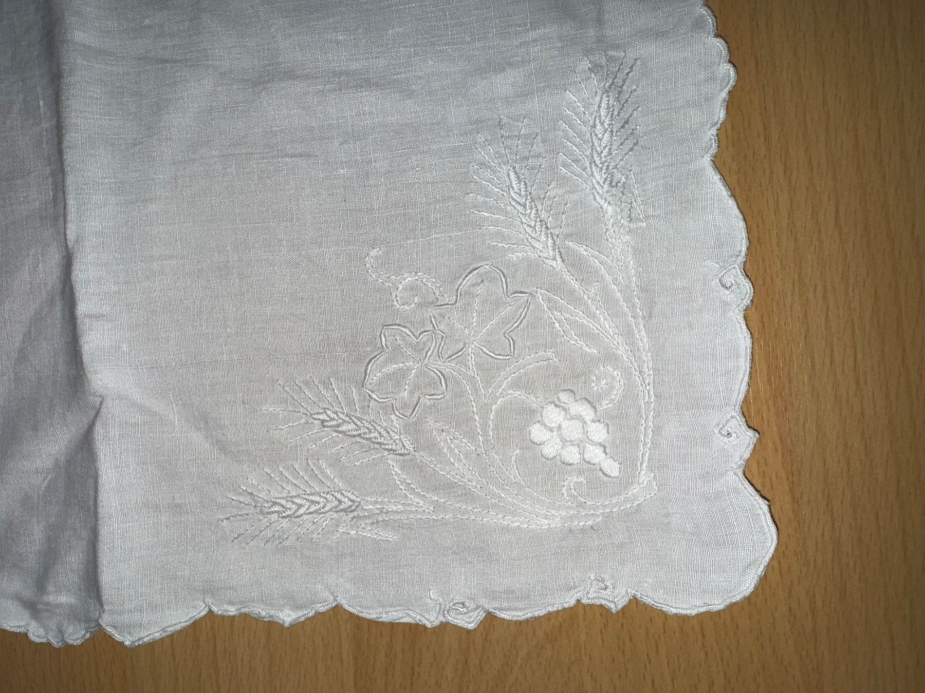 Altra biancheria da tavola: Wunderschöne besticktes Tischdeckchen – Usato da Grosswangen venduto da Second_hand_paradise 1