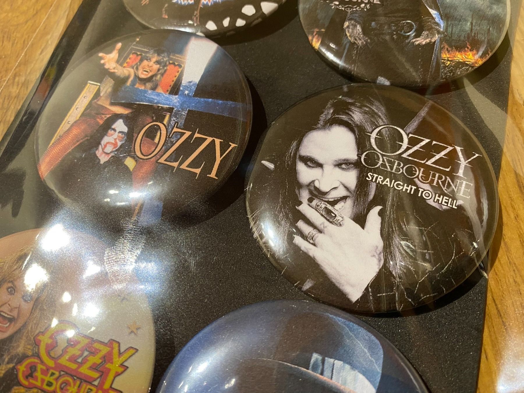 Placchette & Badge: Ozzy Osbourne Ansteck Badges! – Nuovo (secondo la descrizione) da Basel venduto da FatCatPacksTheRatt 4