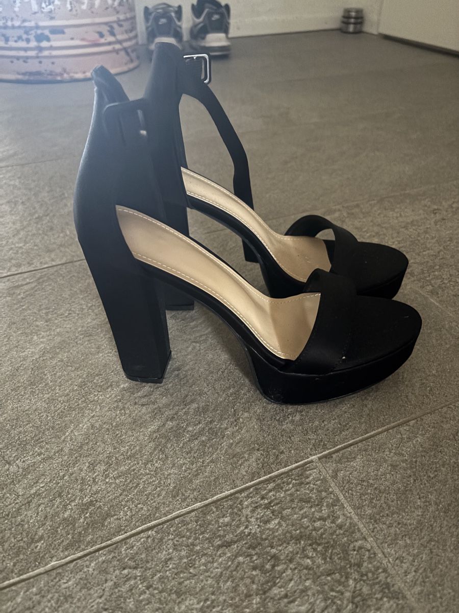 Scarpe da donna: Elegante schwarze Pumps mit Blockabsatz, Gr. 38 – Nuovo (secondo la descrizione) da Schmerikon venduto da leh_bjr6 1