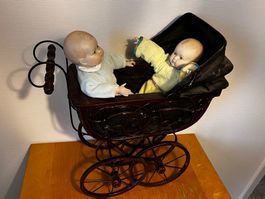 Antiker Puppenwagen mit antiken Puppen